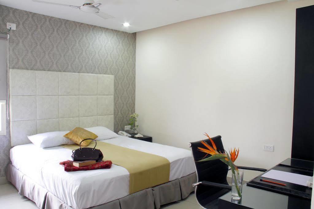 Hotel At Home Suites , Gachibowli, Hyderabad Exteriör bild